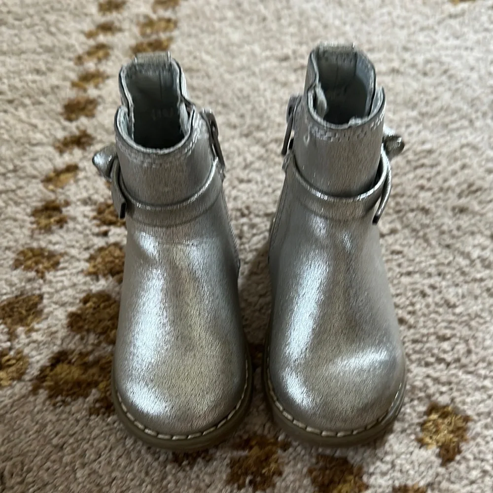 Gap silver metallic ankle booties with bow detail size 5